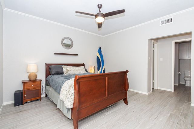 351 Lakeside Lane 204, Houston, TX 77058