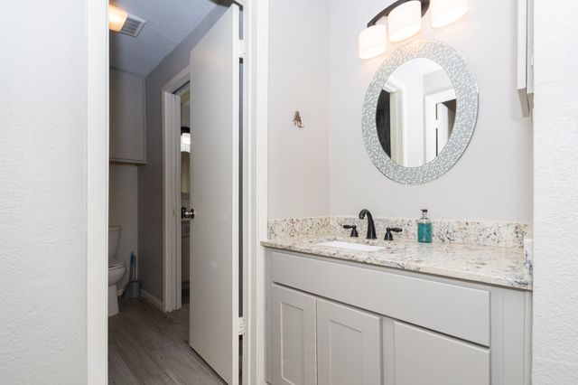 351 Lakeside Lane 204, Houston, TX 77058