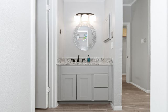 351 Lakeside Lane 204, Houston, TX 77058