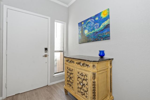 351 Lakeside Lane 204, Houston, TX 77058