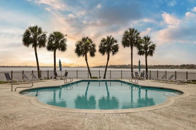 351 Lakeside Lane 204, Houston, TX 77058