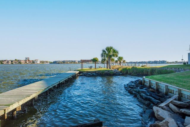 351 Lakeside Lane 204, Houston, TX 77058