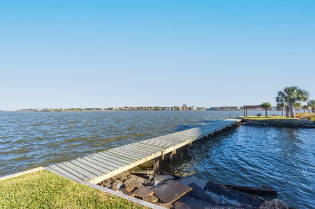 351 Lakeside Lane 204, Houston, TX 77058