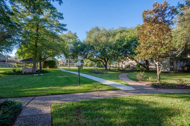 351 Lakeside Lane 204, Houston, TX 77058