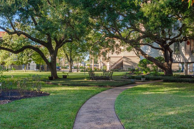 351 Lakeside Lane 204, Houston, TX 77058