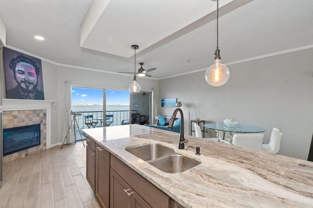 351 Lakeside Lane 204, Houston, TX 77058