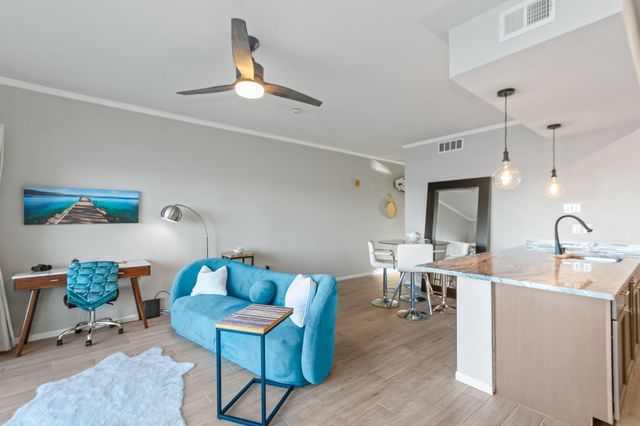 351 Lakeside Lane 204, Houston, TX 77058