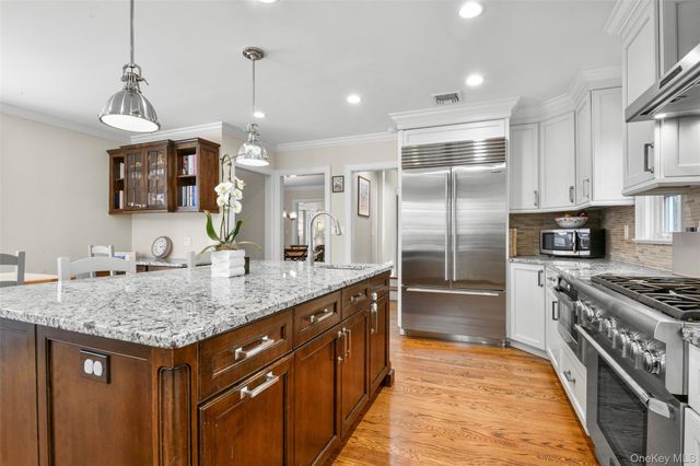 23 Lyons Place, Larchmont, NY 10538