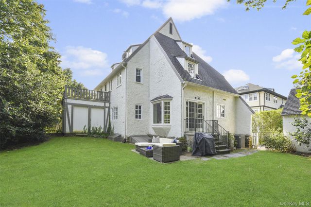 23 Lyons Place, Larchmont, NY 10538