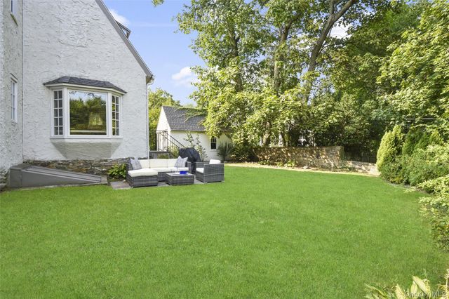 23 Lyons Place, Larchmont, NY 10538