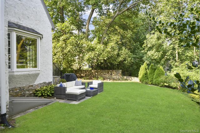 23 Lyons Place, Larchmont, NY 10538