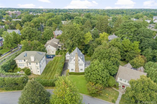 23 Lyons Place, Larchmont, NY 10538