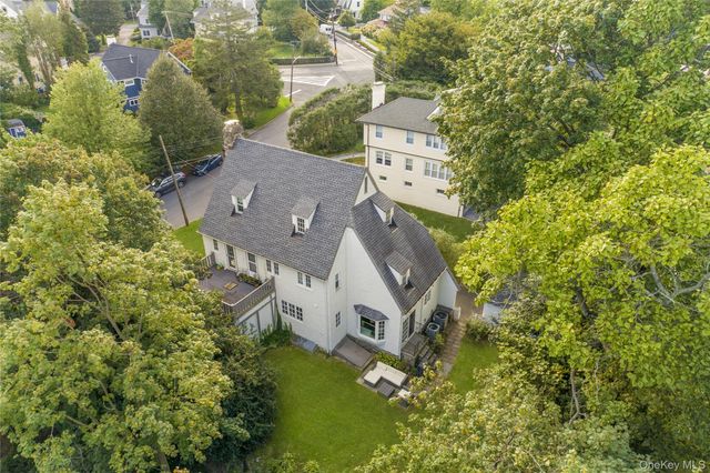 23 Lyons Place, Larchmont, NY 10538