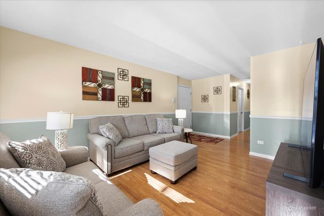 385 Woodview Circle B, Elgin, IL 60120