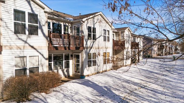 385 Woodview Circle B, Elgin, IL 60120