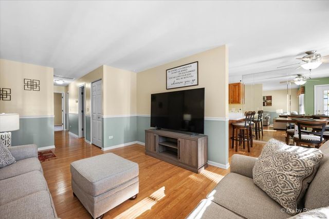 385 Woodview Circle B, Elgin, IL 60120