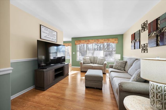 385 Woodview Circle B, Elgin, IL 60120