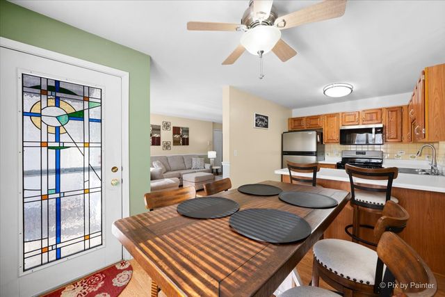 385 Woodview Circle B, Elgin, IL 60120