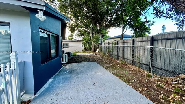 230 NW 8th Ave, Dania Beach, FL 33004