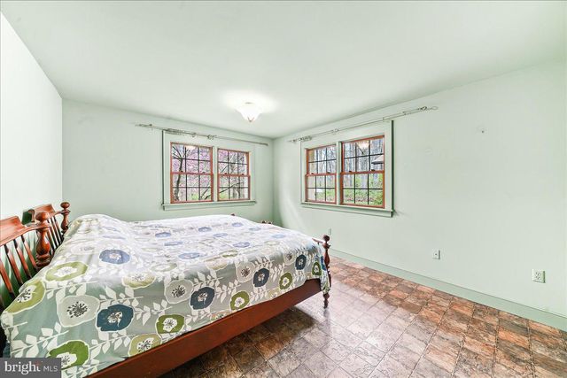 202 CREEK RD, Lincoln University, PA 19352