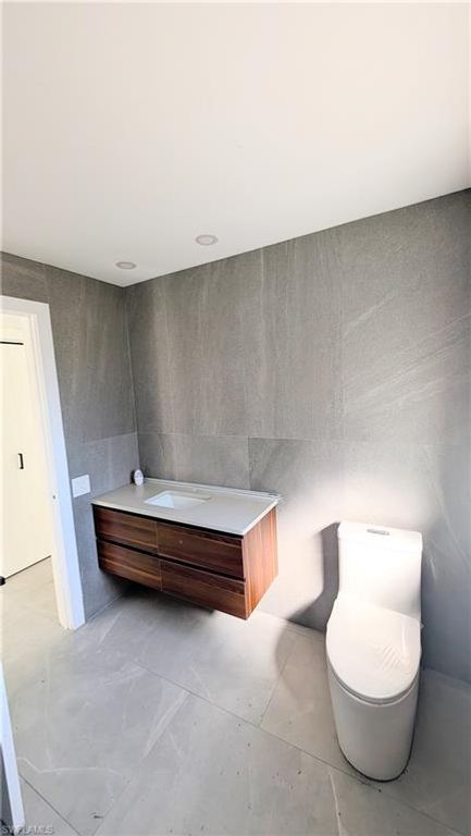 Image 11 of property listing at 5279 Stratford CT, Cape Coral, FL 33904