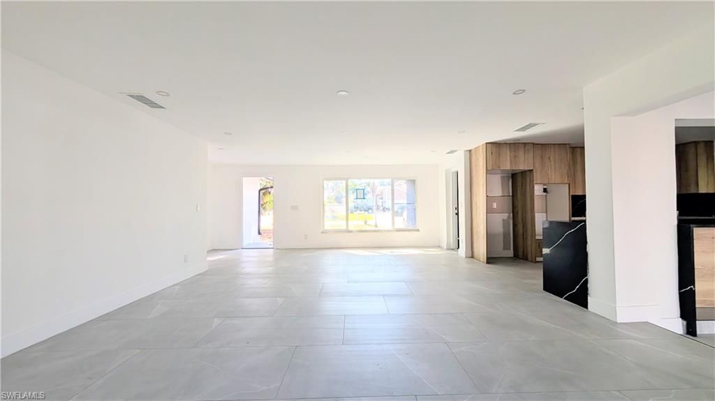 Image 8 of property listing at 5279 Stratford CT, Cape Coral, FL 33904