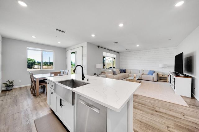 9475 Pasaje Pl, Elk Grove, CA 95624