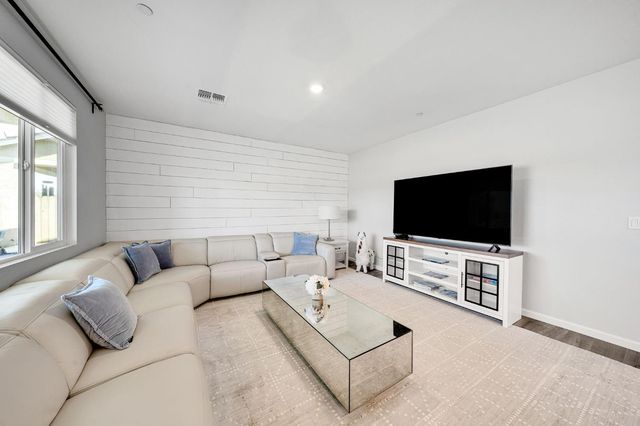 9475 Pasaje Pl, Elk Grove, CA 95624
