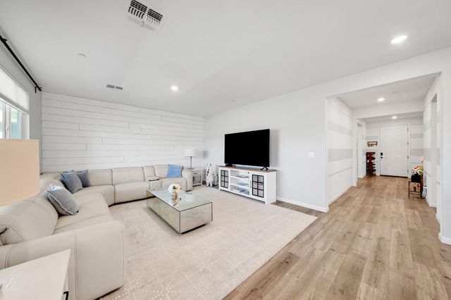 9475 Pasaje Pl, Elk Grove, CA 95624