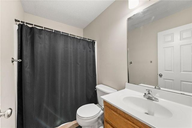 1405 NE 196th Street, Smithville, MO 64089