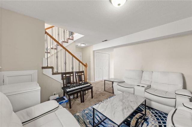 1405 NE 196th Street, Smithville, MO 64089