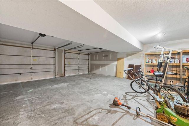 1405 NE 196th Street, Smithville, MO 64089