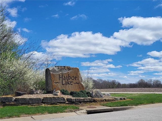 1405 NE 196th Street, Smithville, MO 64089