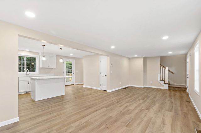 4 Lady Bug Ln, Plymouth, MA 02360