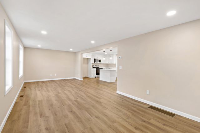 4 Lady Bug Ln, Plymouth, MA 02360