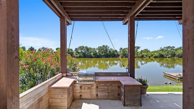 1133 E Meyer Road, Seabrook, TX 77586