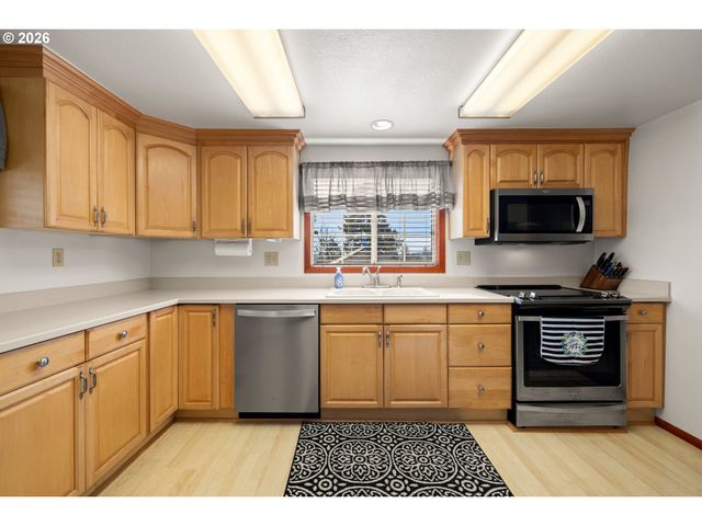 4264 SUSSEX St, West Linn, OR 97068