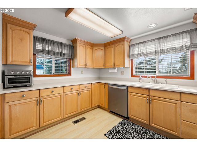 4264 SUSSEX St, West Linn, OR 97068