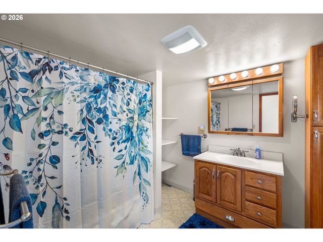 4264 SUSSEX St, West Linn, OR 97068