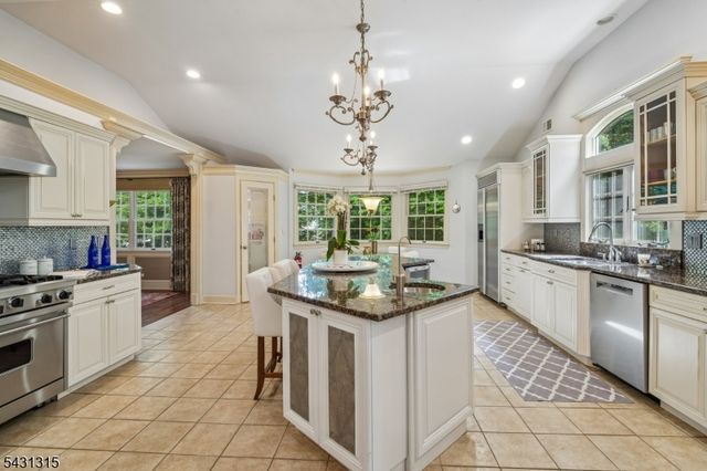 2 Briarwood Dr, Millburn Twp., NJ 07078