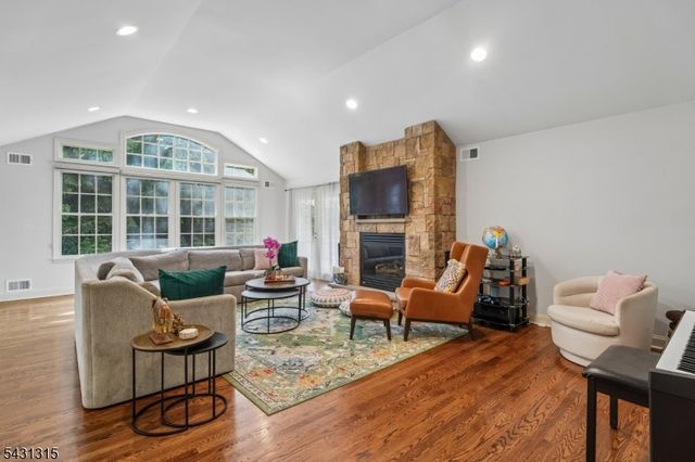 2 Briarwood Dr, Millburn Twp., NJ 07078