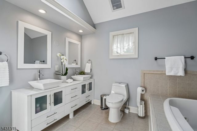 2 Briarwood Dr, Millburn Twp., NJ 07078