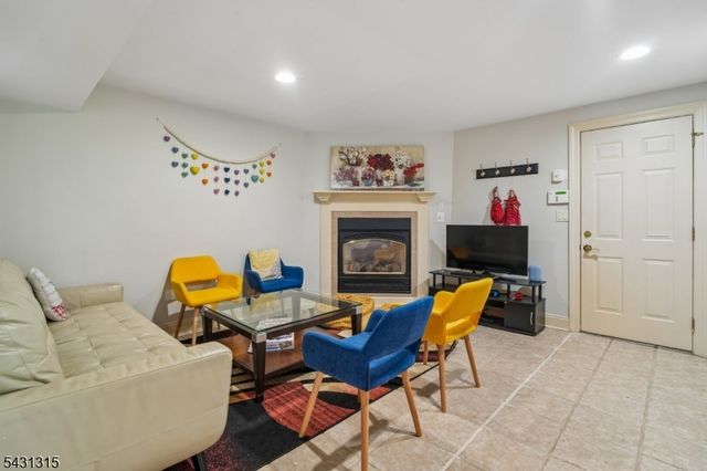 2 Briarwood Dr, Millburn Twp., NJ 07078