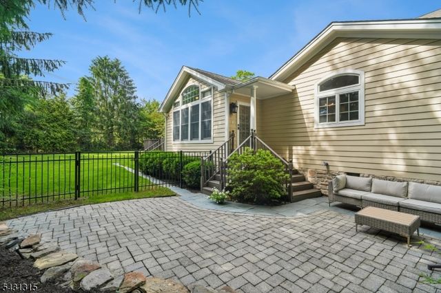 2 Briarwood Dr, Millburn Twp., NJ 07078