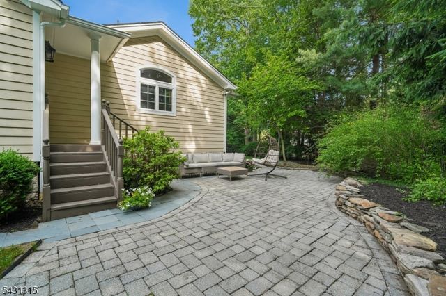 2 Briarwood Dr, Millburn Twp., NJ 07078