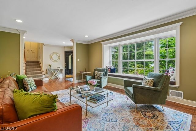 2 Briarwood Dr, Millburn Twp., NJ 07078