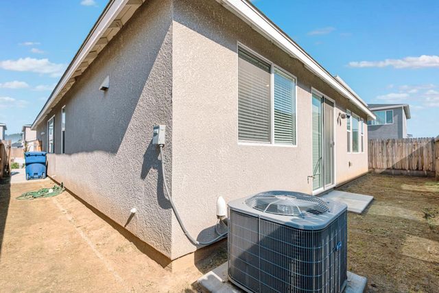 2758 N Applegate Avenue, Fresno, CA 93737