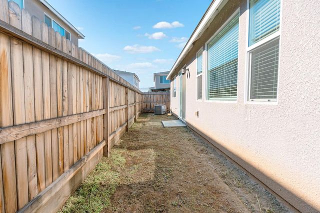 2758 N Applegate Avenue, Fresno, CA 93737