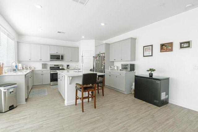 2758 N Applegate Avenue, Fresno, CA 93737