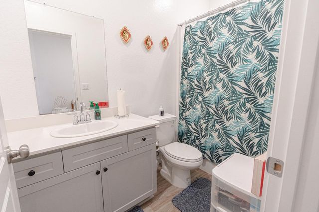 2758 N Applegate Avenue, Fresno, CA 93737
